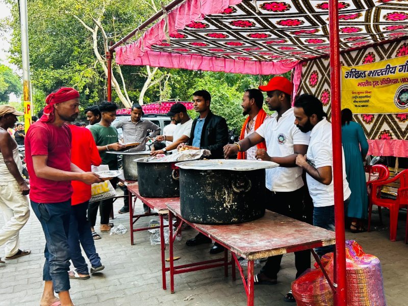 भोजन वितरण — Food Distribution